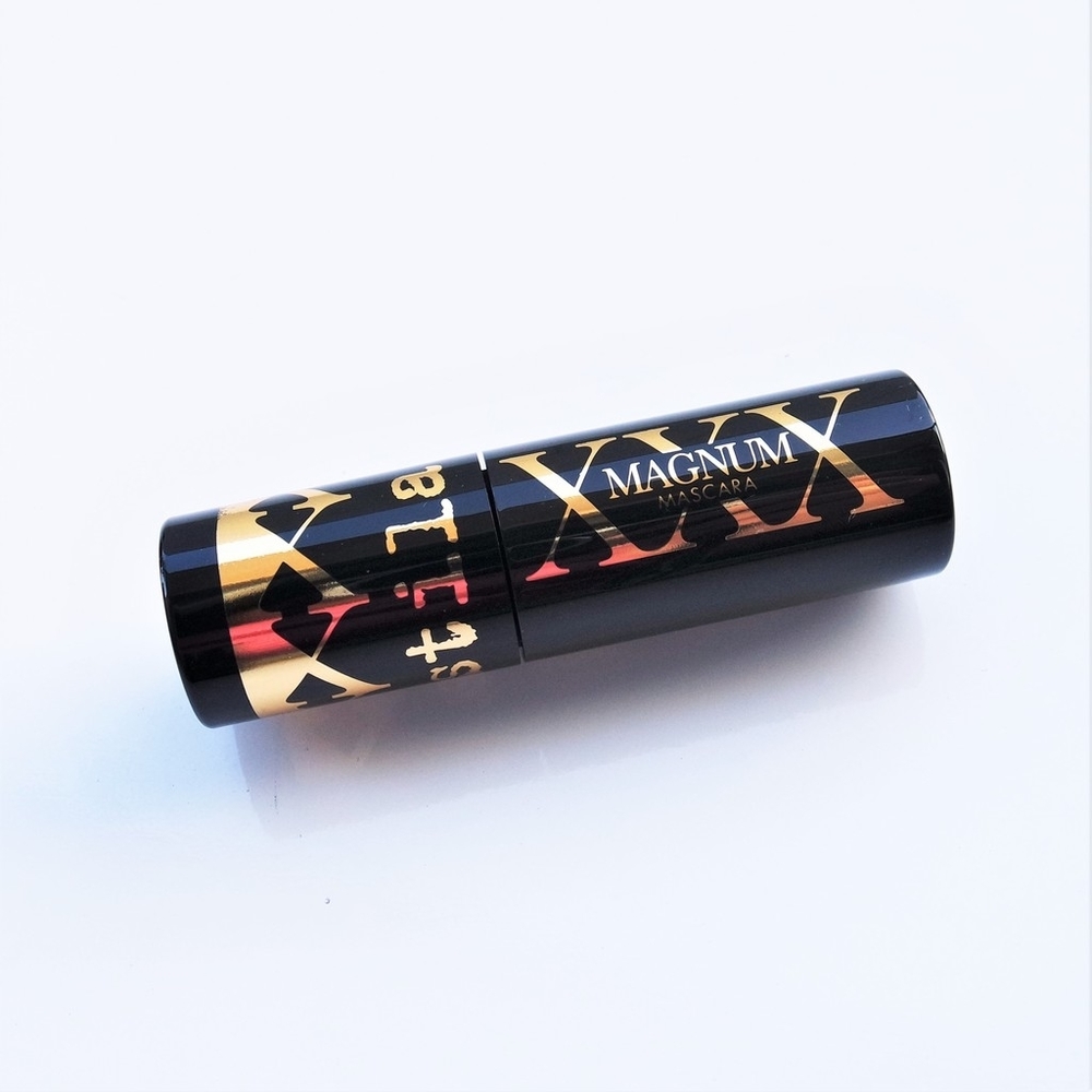2 Deluxe Travel sized Stila Magnum XXX Mascara